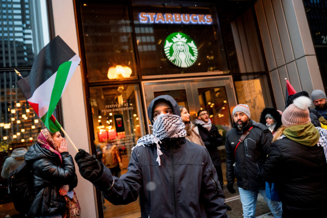 미국 스타벅스 앞에서 반전 집회를 벌이는 팔레스타인 해방 운동단체. 로이터연합뉴스