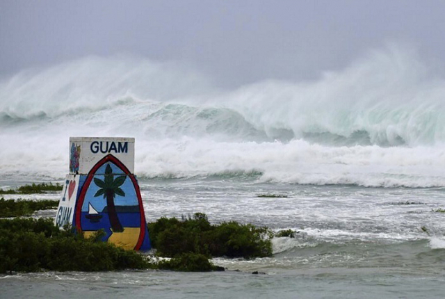 지난해 북서태평양서 발생한 슈퍼태풍 ‘마와르’로 인해 높은 파도가 일고 있는 괌. AP연합뉴스