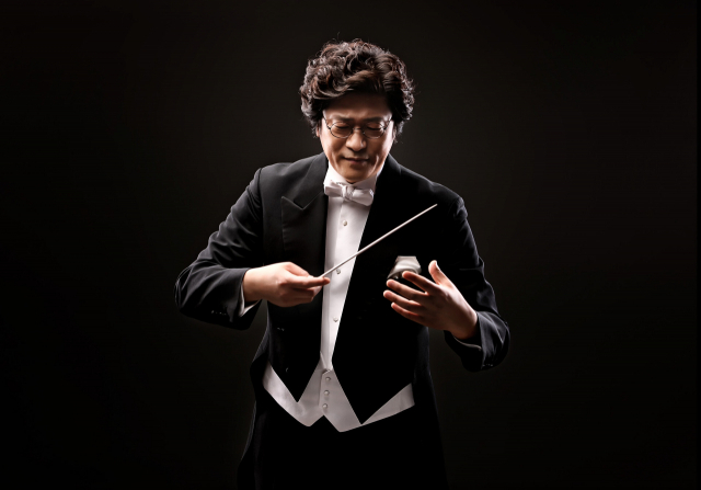 ‘푸치니 서거 100주년 기념 오페라 갈라 콘서트’를 지휘할 서희태. KNN방송교향악단 제공
