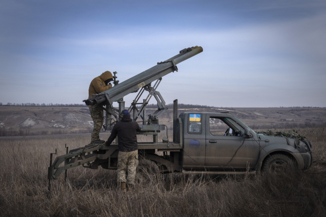 우크라이나 군인들이 5일(현지시간) 우크라이나 도네츠크 인근에서 픽업트럭을 기반으로 한 다연장 로켓 시스템을 러시아 진지를 향해 겨냥하고 있다. AP연합뉴스