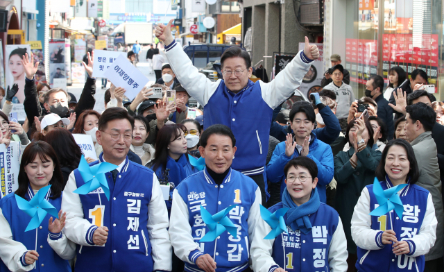 더불어민주당 이재명 대표가 14일 오전 대전 중구 으능정이 거리를 방문해 시민들에게 지지를 호소하고 있다. 연합뉴스