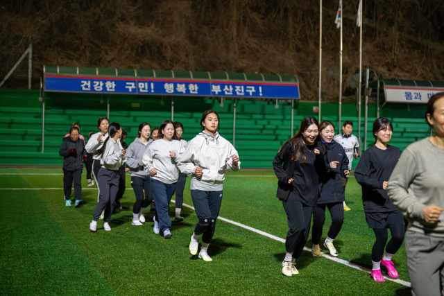 부산진구 전포동 황령산레포츠공원에서 열린 ‘여성축구교실’에 참여한 여성들. 부산진구청 제공
