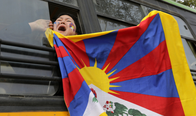 티베트 청년대회 활동가가 11일 인도의 중국 대사관에 구금되면서 국기를 들고 있다. EPA연합뉴스