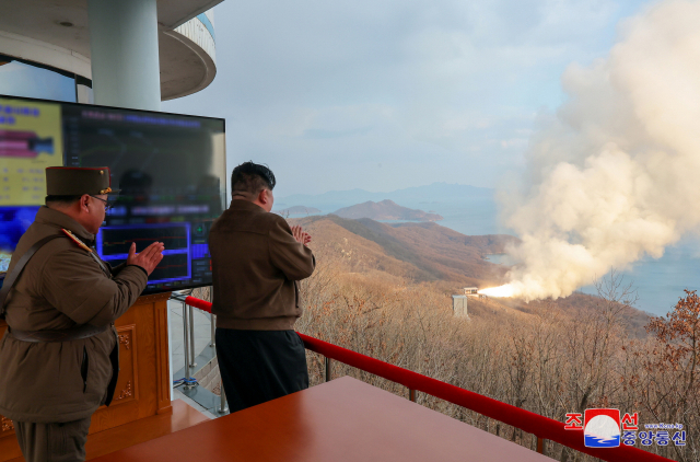 지난 19일 미사일용 고체연료엔진 시험에 김정은 북한 국무위원장이 참석했다. 연합뉴스