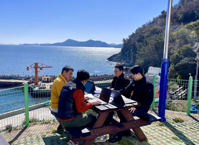 한국섬진흥원 직원들이 경남 통영시 두미도에서 섬택근무를 하고 있다. 한국섬진흥원 제공