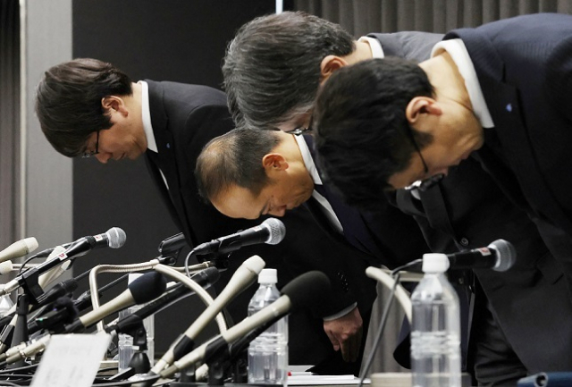 29일 고바야시 아키히로 사장 등 고바야시 제약 관계자들이 오사카에서 열린 기자회견에서 머리를 숙여 사과하고 있다. 연합뉴스