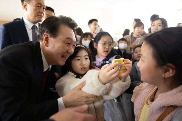 윤석열 대통령이 지난 29일 경기도 화성 아인초등학교 학생들과 촬영을 하고 있다. 연합뉴스
