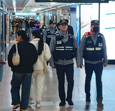 부산 도시철도역에서 예방 순찰활동을 벌이고 있는 부산경찰 기동순찰대. 부산경찰청 제공
