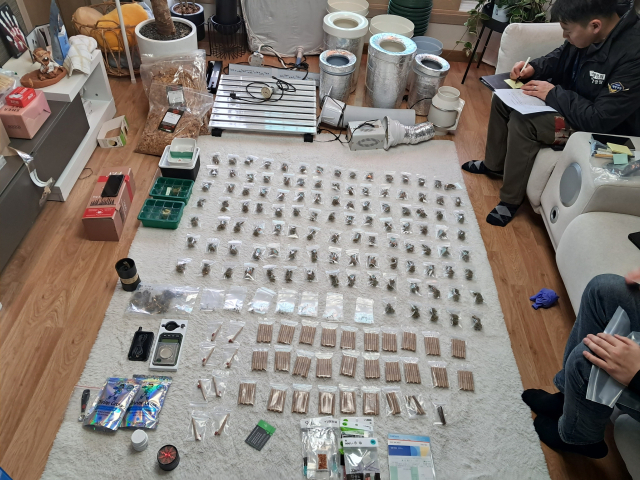 울산해양경찰서는 2일 마약류인 대마를 재배, 유통한 혐의로 우즈베키스탄인 A 씨를 구속했다. 사진은 A 씨 아파트에서 발견된 대마초. 울산해경 제공