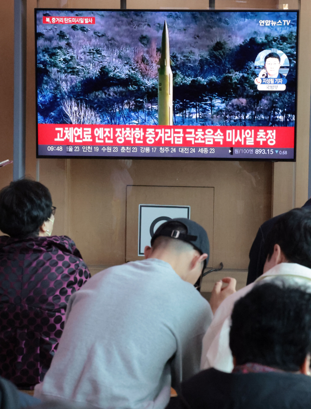 북한이 동해상으로 탄도미사일을 발사한 2일 시민들이 뉴스를 보고 있다. 연합뉴스