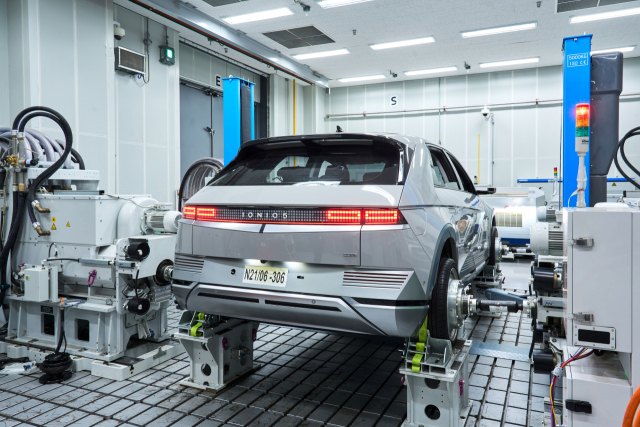 현대차그룹의 전기차들이 최근들어 글로벌 자동차 시장에서 잇따라 수상하면서 그룹 연구개발의 산실인 남양연구소가 주목을 받고 있다. 동력계 시험대에 테스트를 위해 현대차 전기차 ‘아이오닉5’가 올라가있다. 현대차그룹 제공