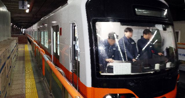부산도시철도 1호선에 처음으로 투입된 신조전동차가 운행을 위해 금정구 노포역으로 진입하고 있는 모습. 해당 사진은 기사와 직접적인 관련없음. 부산일보DB