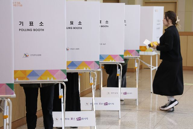 제22대 국회의원선거 사전투표 둘째 날인 6일 부산 남구청에 마련된 사전투표소에 유권자들이 소중한 한 표를 행사하고 있는 모습. 정대현 기자 jhyun@