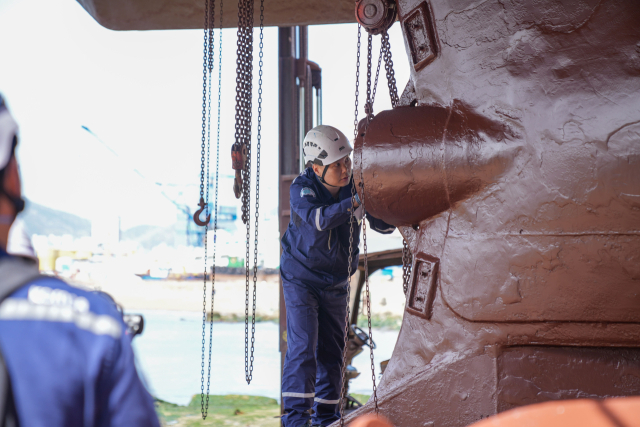 한국해양교통안전공단(KOMSA) 선박검사원이 9일 오후 부산 영도 조선소에서 제700경해호 선박검사를 하고 있다. 이날 검사에는 공단 선체, 기관, 전기전문 검사원들이 참여했다. KOMSA 제공
