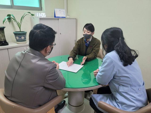 가나병원 김소영(가운데) 미술 치료사가 정신과 치료에서 미술 치료의 역할에 대해 설명하고 있다. 가나병원 제공