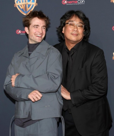 내년 1월 개봉하는 영화 ‘미키17’의 봉준호 감독(오른쪽)과 주연 로버트 패틴슨이 미국 라스베이거스에서 열린 ‘시네마콘2024’에서 포즈를 취하고 있다. 시네마콘 제공