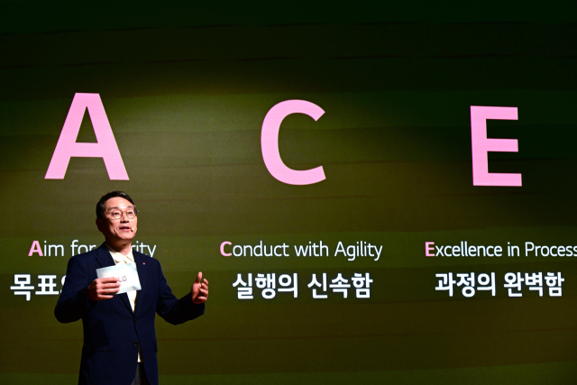 LG전자 조주완 CEO가 15일 서울 여의도 LG트윈타워에서 가진 ‘CEO 펀 톡’에서 리더십을 위한 행동원칙인 ‘A.C.E’에 대해 설명하고 있다.LG전자 제공