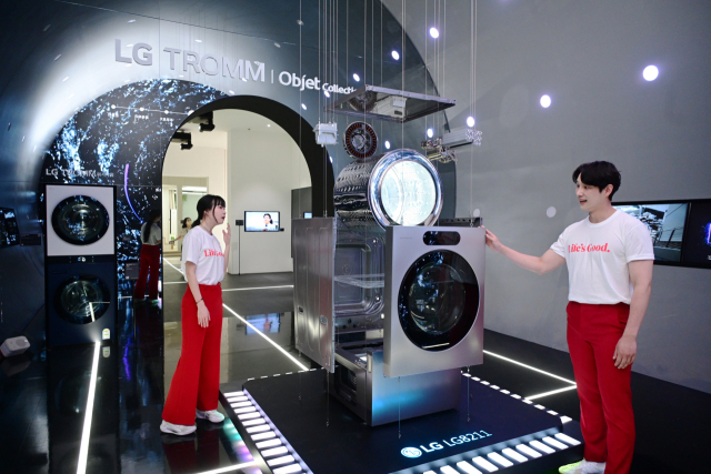 17일 서울 코엑스에서 개막한 ‘월드IT쇼 2024’에서 LG전자 모델들이 세탁부터 건조까지 한 번에 끝내는 ‘LG 시그니처 세탁건조기’의 주요 부품들을 소개하고 있다.LG전자 제공
