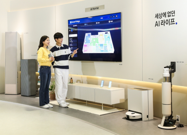 삼성전자 모델들이 17일 서울 코엑스에서 개막한 ‘2024 월드IT쇼’ 삼성전자관에서 ‘AI 가전’의 스마트한 라이프스타일을 체험하고 있다.삼성전자 제공