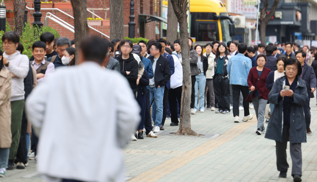 ‘보통 한국사람’의 기준을 보여주는 보고서가 나왔다. 4·10 총선 사전투표가 시작된 지난 5일 서울 여의동주민센터 앞에 점심시간을 맞아 투표소를 찾은 직장인들이 투표 순서를 기다리고 있다. 연합뉴스