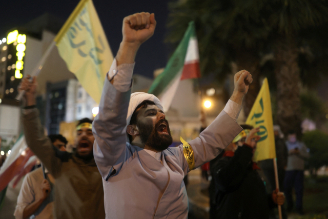 지난 14일 이란 테헤란에서 시민들이 이란혁명수비대의 이스라엘 공격에 환호하고 있다. 로이터연합뉴스