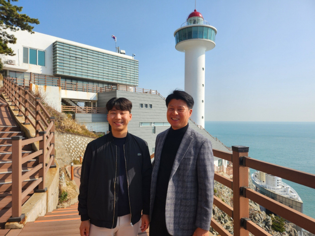 김 센터장과 4대째 등대지기가 된 그의 둘째 아들 성언(28) 씨. 이상배 기자 sangbae@