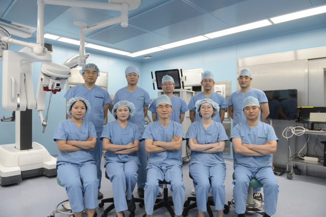 동아대병원 로봇수술센터 의료진과 최근 도입한 다빈치 SP 단일공 로봇 시스템. 동아대병원 제공