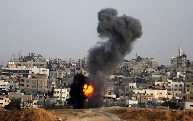 지난 24일 가자지구 남측 라파에서 이스라엘 공군의 폭격으로 연기와 불꽃이 치솟고 있다. UPI연합뉴스