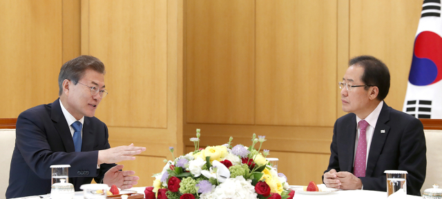문재인 대통령과 홍준표 자유한국당 대표가 2018년 4월 13일 청와대에서 영수회담을 갖고 있다. 청와대 제공.