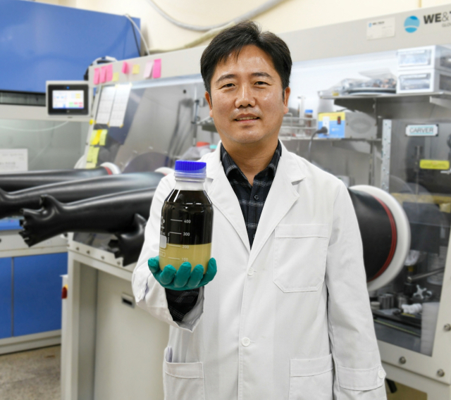 한국전기연구원(KERI) 하윤철 박사가 ‘차세대 전고체 이차전지용 고체전해질 소재의 저비용 대량생산 기술’을 개발한 공로로 과학기술포장을 받았다. KERI 제공
