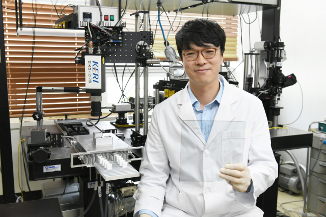 한국전기연구원(KERI)김대호 박사가 마이크로파 가열 기술을 통해 산업의 제조공정 혁신을 이끈 공로로 과기부 장관상을 받았다. KERI 제공