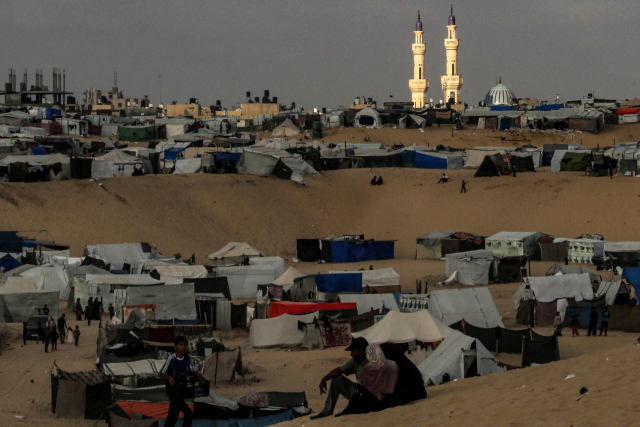 지난달 30일 가자지구 남측 라파에서 이슬람 모스크가 석양에 비친 가운데 도시 주변으로 공습을 피해 도망온 140만 명의 피란민 텐트가 늘어서 있다. AFP연합뉴스