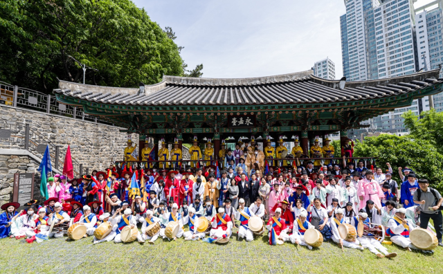 부산에서 지난 6일 열린 ‘2024 발달장애인 조선통신사’ 축제 참가자들이 모인 모습. 한국장애인고용공단 제공