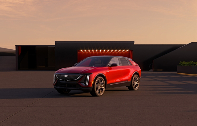 기아와 미국 브랜드 캐딜락이 오는 23일 국내에서 전기차 새 모델을 공개한다. 기아의 소형 전기 SUV '더 기아 EV3'(위)와 캐딜락의 첫 순수 전기차 모델 '리릭'. 기아·캐딜락코리아 제공