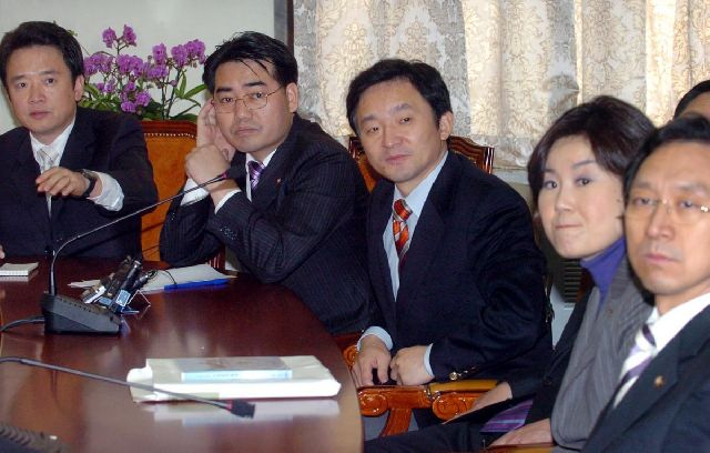 한나라당 새정치수요모임 소속 의원들이 2006년 12월 15일 국회에서 원희룡(왼쪽에서 세번째) 대선후보 지지문제 등을 논의하고 있는 모습. 부산일보DB