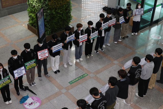 지난 7일 부산대 대학본부에서 의과대학생들과 교수들이 피켓 시위를 하고 있다. 연합뉴스