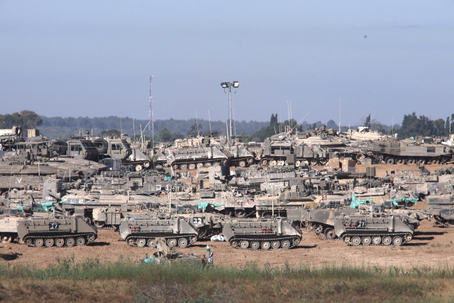이스라엘군 장갑차들이 8일(현지시간) 가자지구 남부의 마지막 피난처 라파로 통하는 케렘 샬롬 검문소 일대에 배치돼 있다. 신화연합뉴스