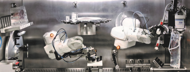 부산대병원이 도입한 항암제 조제 로봇 가동 모습. 부산대병원 제공