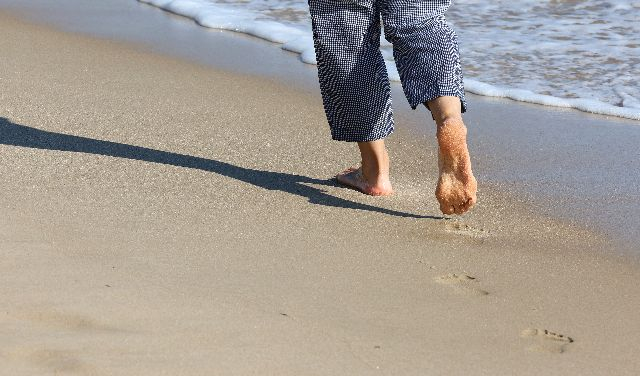 부산 해운대해수욕장에서 시민들이 화창한 날씨 속에 맨발걷기를 즐기고 있는 모습. 정종회 기자 jjh@