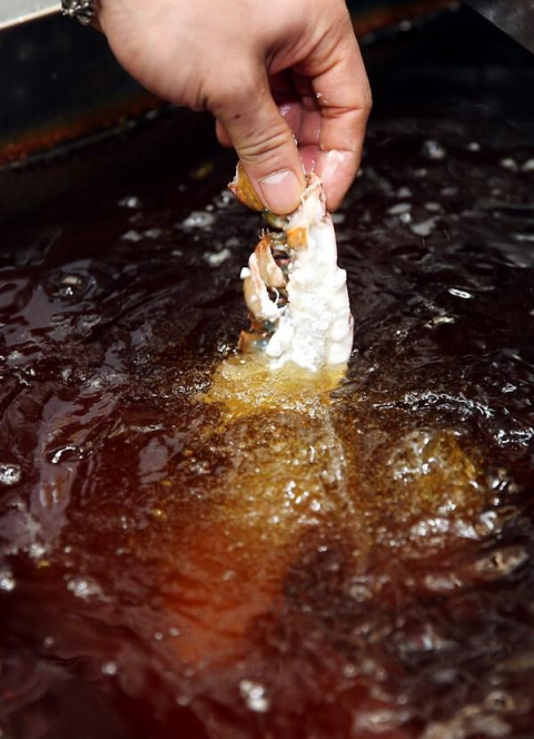 전분 튀김옷을 입혀 살짝 튀긴다. 정종회 기자 jjh@