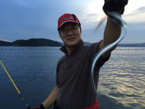 해가 채 지기도 전에 갈치가 나왔다. 승천하는 용처름 용틀임하는 갈치.