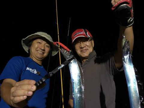 루어낚시를 한 일본인 오다지마 유 씨(왼쪽)와 한국조구협회 김선관 회장.