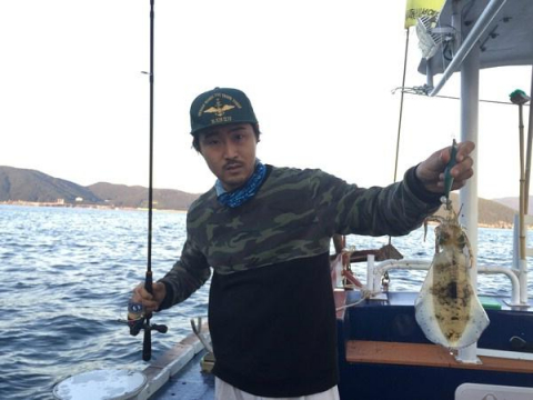 하동에서 온 박길 씨는 능숙한 솜씨로 무늬오징어를 연달아 걸어냈다.