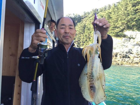부산 영도에서 와 무늬오징어 낚시를 처음 한 정진우 씨는 킬로그램급에 육박하는 대형 무늬오징어를 낚았다.