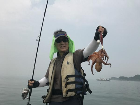 새우를 닮은 루어 '타코자라시'로 문어를 낚은 부산낚시연합회 김선관 이사.