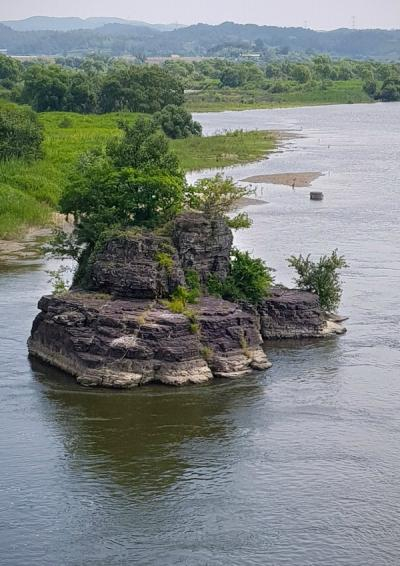 남강 정암나루 터 아래 솥바위. 부산일보DB