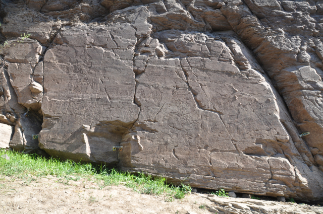 울산 울주군 언양읍 대곡리에 위치한 국보 제285호 반구대 암각화. 울산대 반구대암각화유적보전연구소의 실측 보고서에 따르면 암각화에 새겨진 그림은 고래, 각종 육지동물, 사냥꾼, 제사장 등 353점에 달한다. 부산일보 DB.