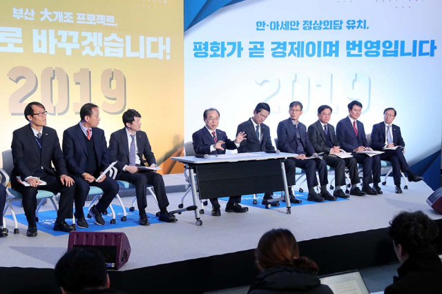 3일 오전 오거돈 부산시장이 시청 대회의실에서 2019년도 시정운영방향에 대한 프레스 미팅을 갖고 있다. 강원태 기자 wkang@