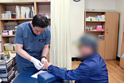 정철수 하나병원 원장이 환자를 진료하고 있다. 하나병원 제공