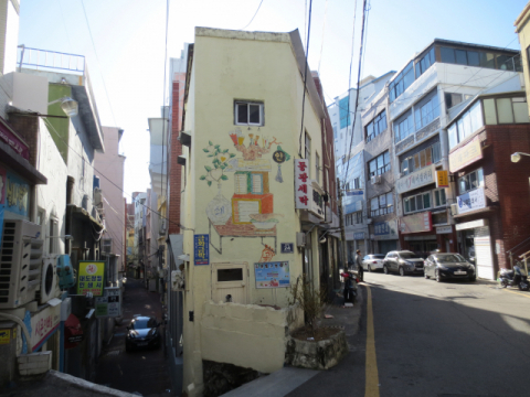 부산 동구 중구 서구는 부산의 뿌리이기에 본적지라고 불러도 무방하다. 중앙동 사십계단을 올라서면 벽화 건물 양쪽으로 인쇄소들이 몰려있다.